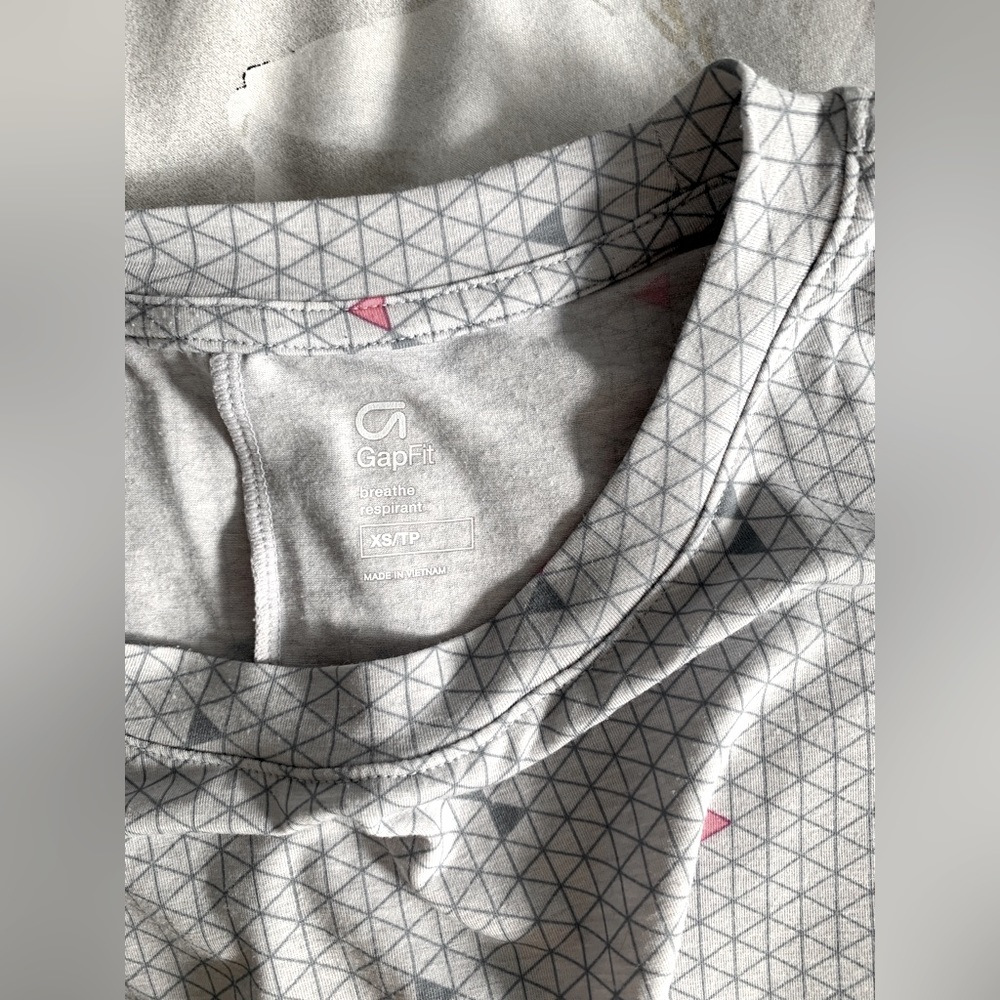 ❗️CLEAROUT❗️GAP FIT Breathe grey print cropped muscle TANK TOP Size XS - Picture 3 of 6